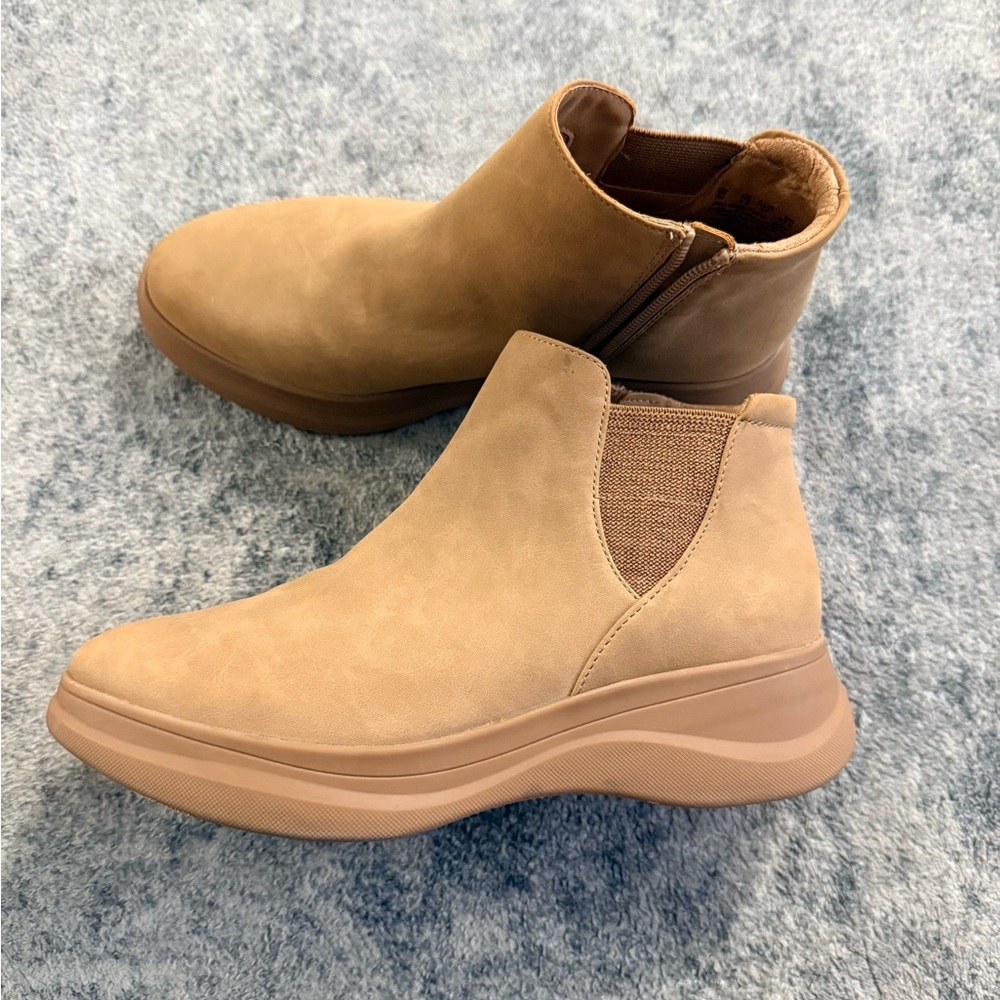 Naturalizer
Women's Genn-Swerve wedge ankle booties. Sz‎ 7M NWOT